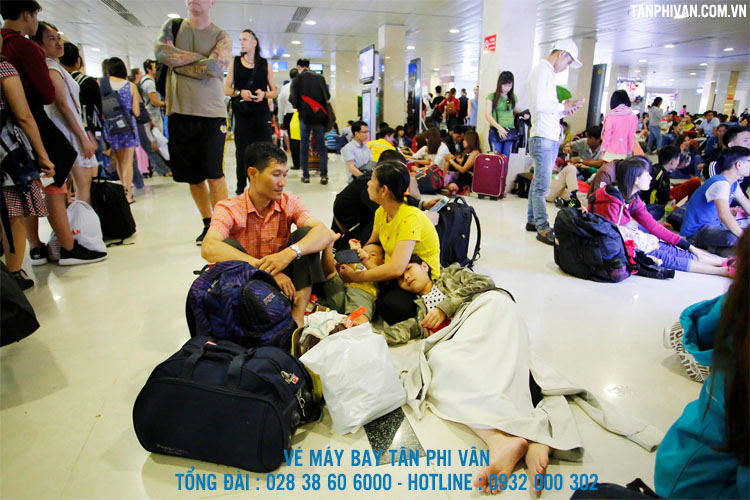 nam o san bay ngay tet